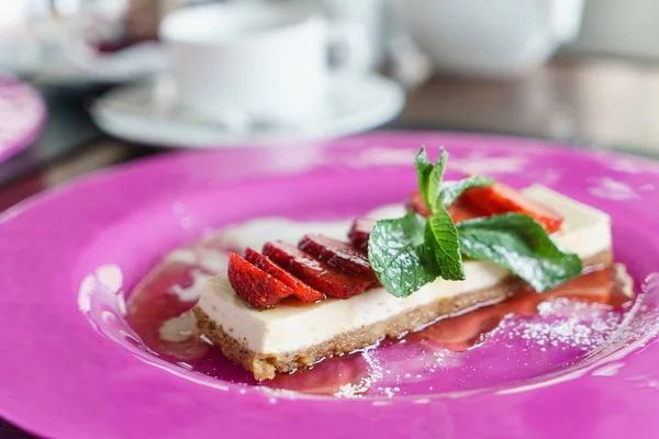 Cheesecake aux fraises sur assiette — Photo