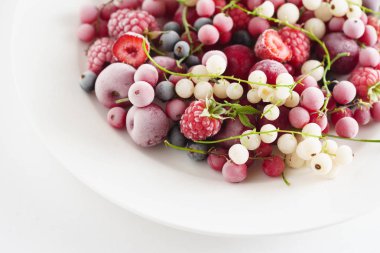 Dondurulmuş çilek plaka üzerinde 