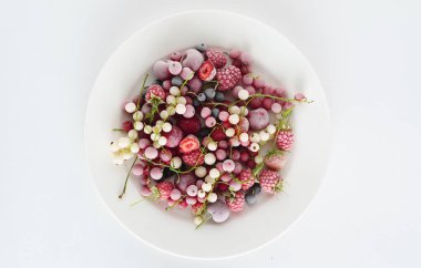 Dondurulmuş çilek plaka üzerinde 