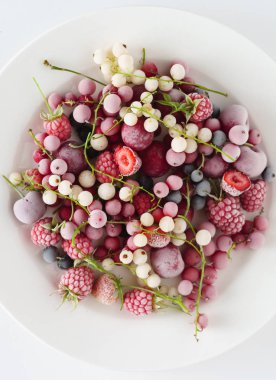 Dondurulmuş çilek plaka üzerinde 