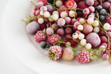 Dondurulmuş çilek plaka üzerinde 