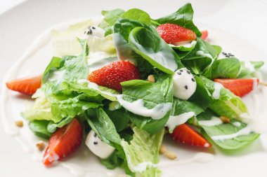 taze çilek salatası