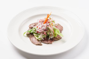 plaka üzerinde sebzeli biftek 