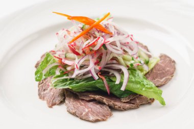 plaka üzerinde sebzeli biftek 