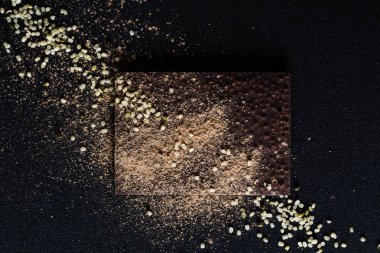 çikolata quinoa ve çilek ile