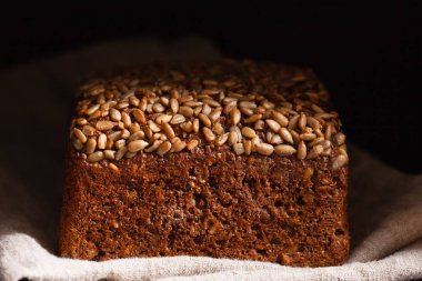 Kepekli ekmek kumaş üzerine 