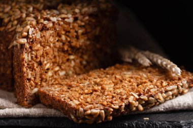 Kepekli ekmek kumaş üzerine 