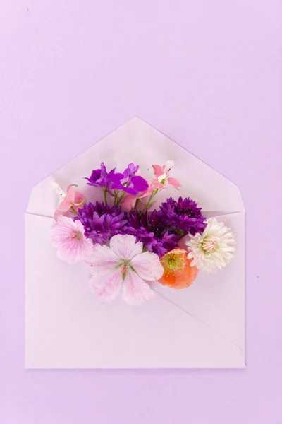 Gyönyörű virágok összetétele — Stock Fotó
