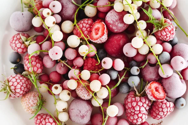 Mrożone jagody na talerzu — Zdjęcie stockowe