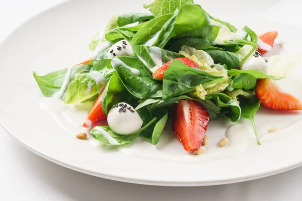 Fresh salad with strawberries — Stock Photo, Image