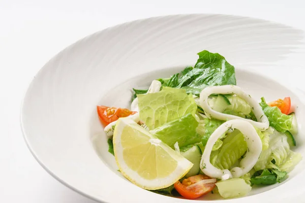 Frischer Salat mit Tintenfischen — Stockfoto