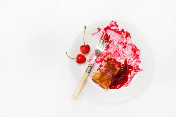 盘子里的樱桃蛋糕 — 图库照片