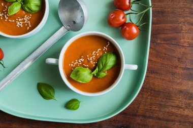 domates çorbası tepsi