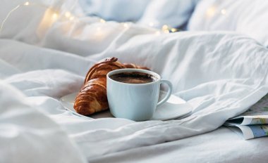 kruvasan ile kahve Kupası