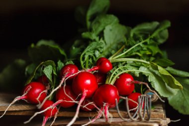 Resh turp ahşap bacground üzerinde