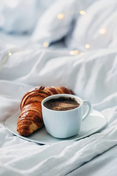 Tasse café avec croissant — Photo