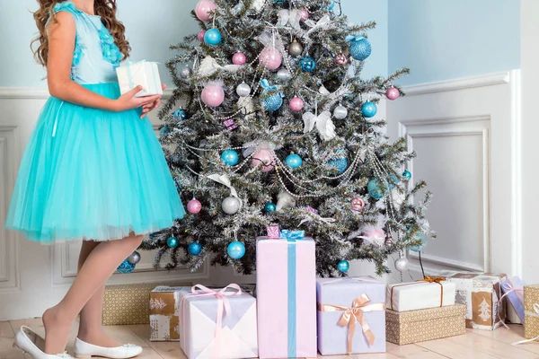 hediye ile mutlu kız