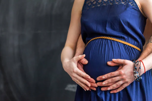 L'uomo abbraccia la sua donna incinta — Foto Stock