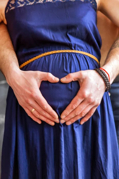 L'uomo abbraccia la sua donna incinta — Foto Stock