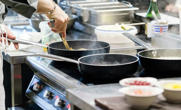 Chef masculino en el trabajo — Foto de Stock