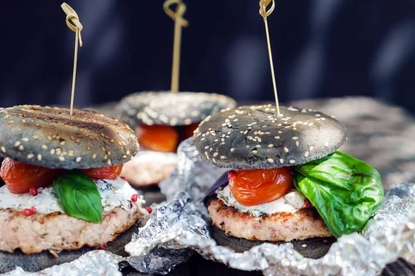 Hamburger gustosi sul tavolo — Foto Stock