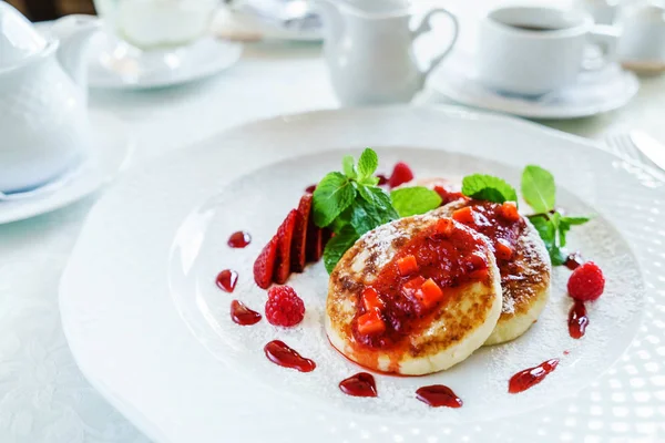 Cottage cheese pancakes with jam — Stock Photo, Image