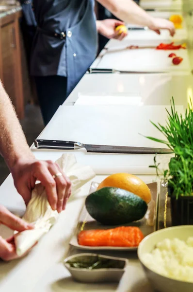 Chefs jóvenes en el trabajo — Foto de Stock