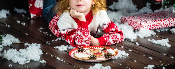 Flicka med julkakor — Stockfoto