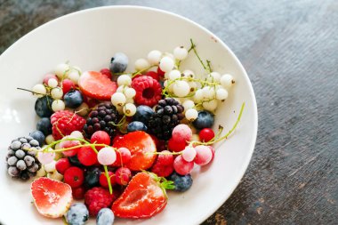 Dondurulmuş çilek plaka üzerinde 