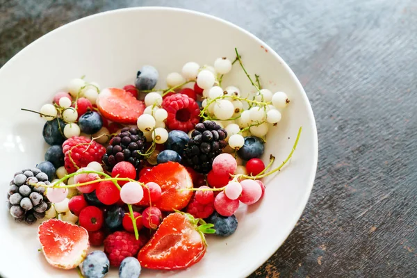 Dondurulmuş çilek plaka üzerinde 