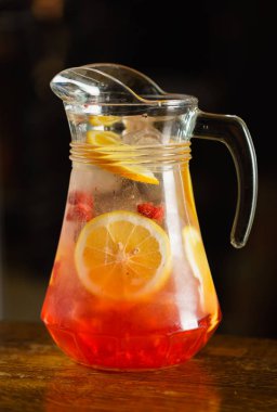 Yaz limonata kavanoz içinde