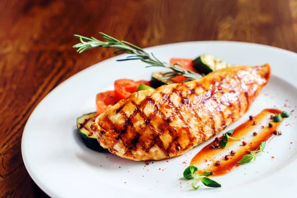 Frango grelhado com legumes — Fotografia de Stock