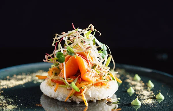 三文鱼的美味米饭 — 图库照片