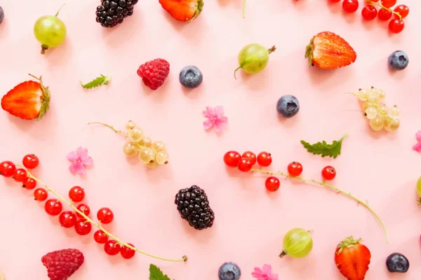 Frische Beeren auf rosa — Stockfoto