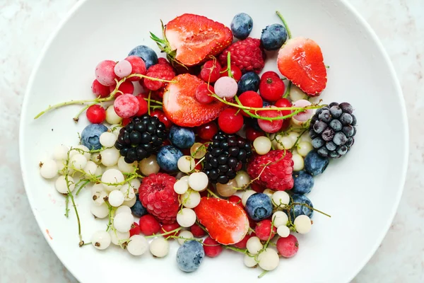 접시에 냉동된 딸기 — 스톡 사진
