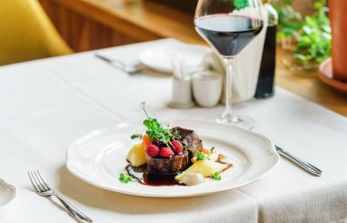 Böğürtlen soslu biftek.