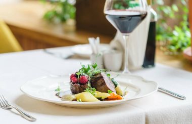 Böğürtlen soslu biftek.