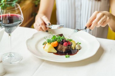 sığır eti Biftek yerken kadın 