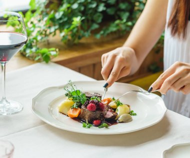 sığır eti Biftek yerken kadın 