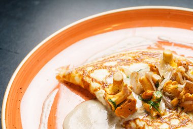 Cantharellus cibarius plaka üzerinde omlet 