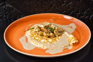 plaka üzerinde mantarlı omlet