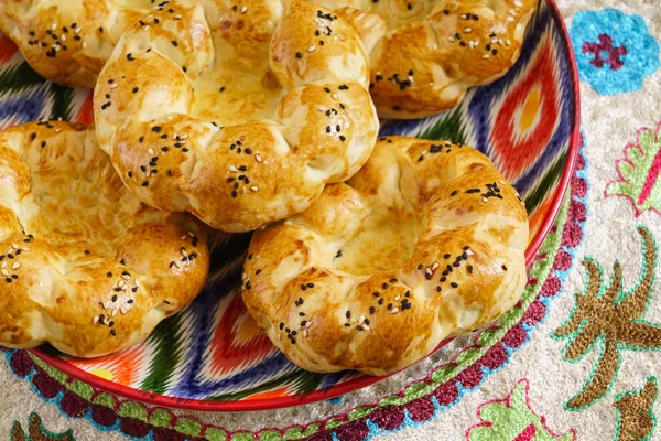 Uzbecká chléb onplate — Stock fotografie
