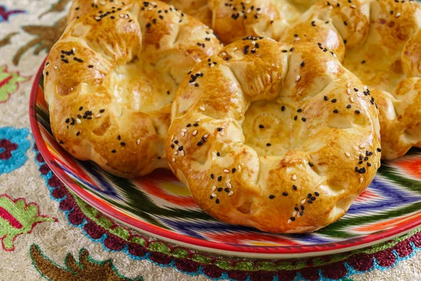 Usbekisches Brot auf dem Teller — Stockfoto