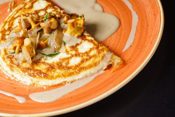 Cantharellus cibarius plaka üzerinde omlet 