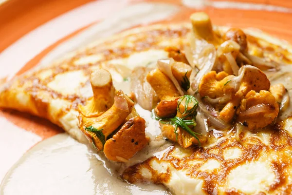 Omelett mit Pfifferlingen auf Teller — Stockfoto