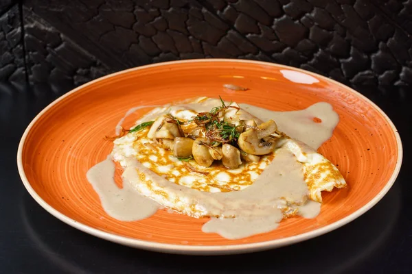 plaka üzerinde mantarlı omlet