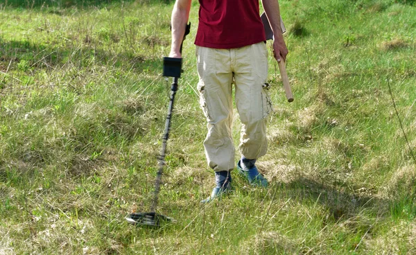 Man with metal detector — Stock Photo, Image