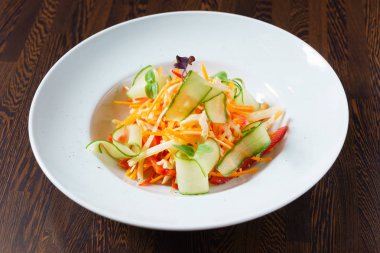 Taze sebze salatası.