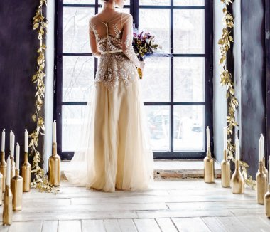 Gelin çiçekleri ile ayakta 