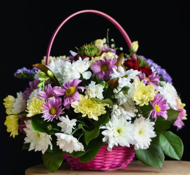 Sepette güzel çiçekler var.